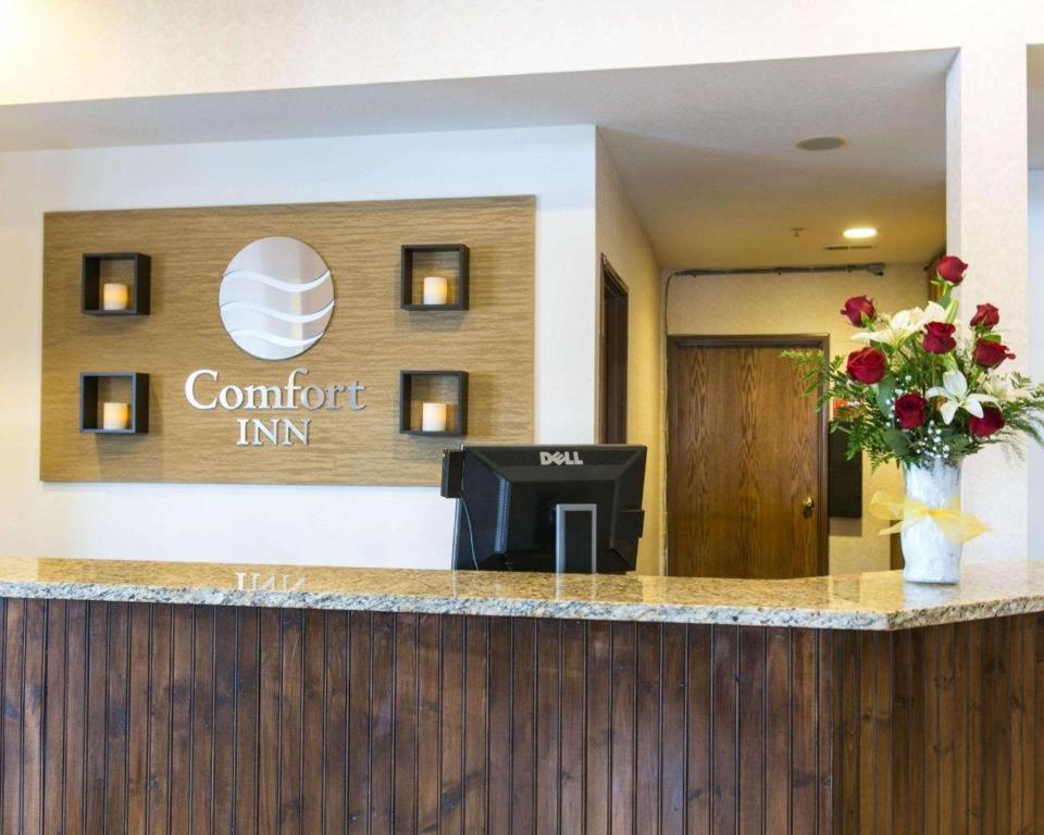 Comfort Inn Marshall Station Exterior photo